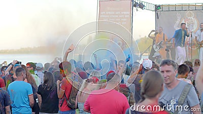 Los devotos Krishna, festival del aire abierto, krishna de las liebres de los seguidores cantan el mantra, gente en polvo colorea almacen de video Los devotos Krishna, festival del aire abierto, krishna de las liebres de los seguidores cantan el mantra, gente en polvo colorea almacen de video