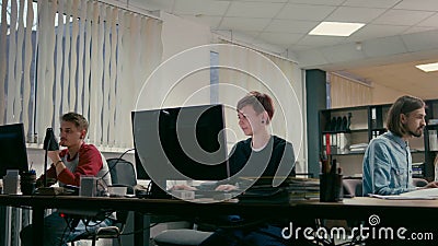 Los estudiantes están trabajando en sus proyectos juntos en los ordenadores en la oficina metrajes Los estudiantes están trabajando en sus proyectos juntos en los ordenadores en la oficina metrajes