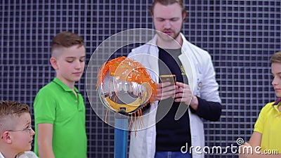 Los niños exploran el generador del graaff de van de Los niños exploran el generador del graaff de van de