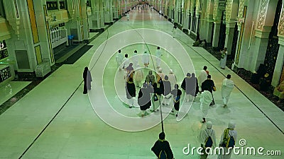 Los peregrinos realizan caminar enérgico del ` del saei del ` entre las colinas de Safa y Marwah 7 veces Los peregrinos realizan caminar enérgico del ` del saei del ` entre las colinas de Safa y Marwah 7 veces