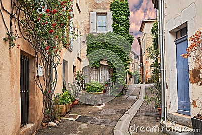 Lourmarin, Vaucluse, Provence, France: ancient alley in the old Stock Photo