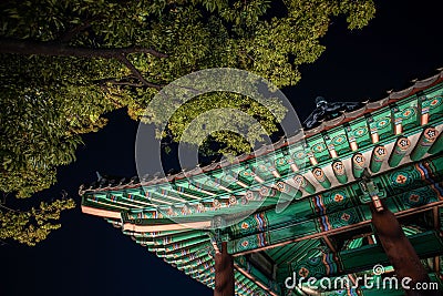 Low-angle shot of the green roof of Changgyeong Palace with traditional design in Seoul, South Korea Stock Photo