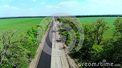 Luchtmening over de nieuwe asfaltweg, wegreparatie er is asfalt aan één kant van het verkeer wordt gelegd dat wegens reparatie stock videobeelden Luchtmening over de nieuwe asfaltweg, wegreparatie er is asfalt aan één kant van het verkeer wordt gelegd dat wegens reparatie stock videobeelden