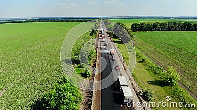 Luchtmening over de nieuwe asfaltweg, wegreparatie er is asfalt aan één kant van het verkeer wordt gelegd dat wegens reparatie stock footage Luchtmening over de nieuwe asfaltweg, wegreparatie er is asfalt aan één kant van het verkeer wordt gelegd dat wegens reparatie stock footage