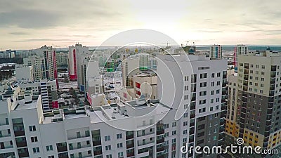 Luchtmening over woonwijk Een onlangs voltooide woonwijk in de zomer het plaatsen Lucht nieuw landgoed met stock footage Luchtmening over woonwijk Een onlangs voltooide woonwijk in de zomer het plaatsen Lucht nieuw landgoed met stock footage
