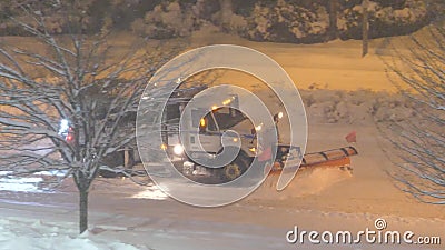 Luchtuitzicht van compacte tractor met sneeuwploegen op de parkeerplaats van de koude sneeuwsneeuwsneeuw op de winternacht Luchtuitzicht van compacte tractor met sneeuwploegen op de parkeerplaats van de koude sneeuwsneeuwsneeuw op de winternacht