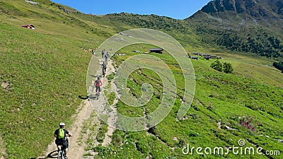 Luftbild einer Gruppe von Mountainbikern mit E-Bikes in den Schweizer Alpen im Walliser Kanton bei sonniger Witterung stock video footage Luftbild einer Gruppe von Mountainbikern mit E-Bikes in den Schweizer Alpen im Walliser Kanton bei sonniger Witterung stock video footage