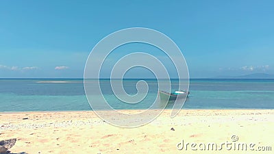 Luftblick auf das türkisblaues Paradies mit Wasser-, Frauen- und Korallenriffen auf einer kleinen tropischen Insel stock video footage Luftblick auf das türkisblaues Paradies mit Wasser-, Frauen- und Korallenriffen auf einer kleinen tropischen Insel stock video footage