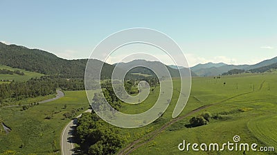 Luftsicht auf die malerische Landstraße mit Bergkette im Hintergrund während der Sommertage in Europa stock video footage Luftsicht auf die malerische Landstraße mit Bergkette im Hintergrund während der Sommertage in Europa stock video footage