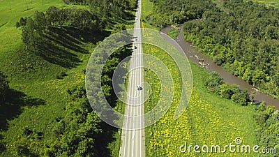 Luftsicht auf die malerische Landstraße mit Bergkette im Hintergrund während der Sommertage in Europa stock video Luftsicht auf die malerische Landstraße mit Bergkette im Hintergrund während der Sommertage in Europa stock video