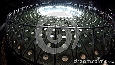Luftstadtbild, schönes belichtetes Stadion mit Fußballspielern und Fans stock video footage Luftstadtbild, schönes belichtetes Stadion mit Fußballspielern und Fans stock video footage