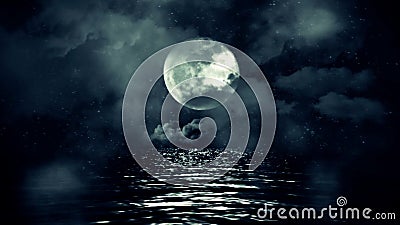 Luna piena fantastica con la notte stellata che riflette sopra l'acqua con le nuvole e la foschia Luna piena fantastica con la notte stellata che riflette sopra l'acqua con le nuvole e la foschia