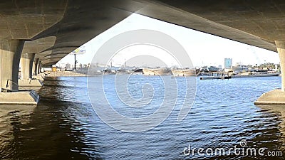 Lungomare da sotto il ponte al ciclo di pomeriggio stock footage Lungomare da sotto il ponte al ciclo di pomeriggio stock footage