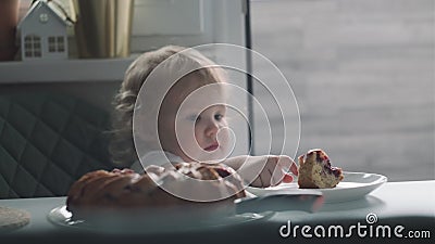 Lustig Baby Madchen Kind In Weiss Shirt Sitzen Im Grunen Stuhl In Der Kuche Und Essen Pie Kleines Blondes Madchen Das Mit Dem Fin Stock Footage Video Von Hungrig Madchen 215500850