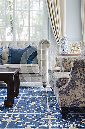 Moderne woonkamer met blauwe bank en rondetafel op tapijt stock ... Banken blauw woonkamer