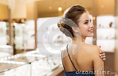 woman wearing pearl earrings at jewelry store Stock Photo