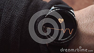 Lviv, Ucrania - enero de 2017: Smartwatch que muestra el ritmo cardíaco al usuario almacen de metraje de vídeo Lviv, Ucrania - enero de 2017: Smartwatch que muestra el ritmo cardíaco al usuario almacen de metraje de vídeo