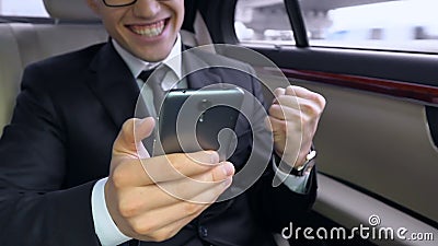 Lycklig affärsman som använder smartphonen och att le som ja visar gest i automatisk lager videofilmer Lycklig affärsman som använder smartphonen och att le som ja visar gest i automatisk lager videofilmer