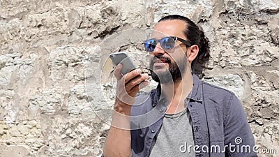 Lächelnder Mann mit Smartphone um Stadtstraße 12 ersuchend stock video footage Lächelnder Mann mit Smartphone um Stadtstraße 12 ersuchend stock video footage