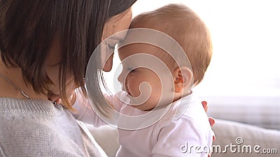 Garoto Adoravel Tomando Banho De Sol A Beira Mar Crianca Bonita Hospedada Na Praia De Verao Filme Video De Costa Luxo