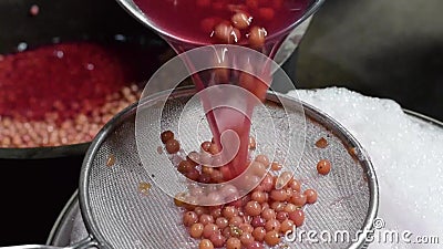 Método Primitivo Crudo Tradicional De Bignay De Vino Casero Que Procesa El Jugo Que Es Filtrado Con El Tamiz Que Separa La Fru Almacen De Video Vídeo De Casero Bignay 121474471