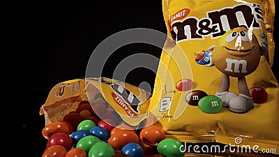 M och ms jordnötter en söt snack i närheten av staden frankfurt-groddmarsch 23 2021 lager videofilmer M och ms jordnötter en söt snack i närheten av staden frankfurt-groddmarsch 23 2021 lager videofilmer