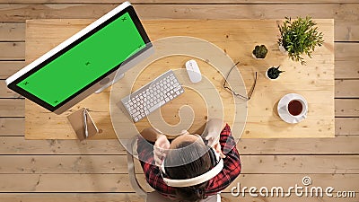 M?sica de escuta da mulher de neg?cios relaxado nos fones de ouvido na ruptura de trabalho Exposi??o verde do modelo da tela M?sica de escuta da mulher de neg?cios relaxado nos fones de ouvido na ruptura de trabalho Exposi??o verde do modelo da tela