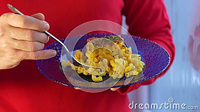 Mac en kaas gebakken macaroni deegwaren kaasmakerijboter saus american style with breadcrumbs crust. comfortabele voedselvoorzieni stock video Mac en kaas gebakken macaroni deegwaren kaasmakerijboter saus american style with breadcrumbs crust. comfortabele voedselvoorzieni stock video