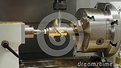 Macchine automatizzate e robotizzate per la trivellazione e la macinazione in un impianto industriale stock footage Macchine automatizzate e robotizzate per la trivellazione e la macinazione in un impianto industriale stock footage