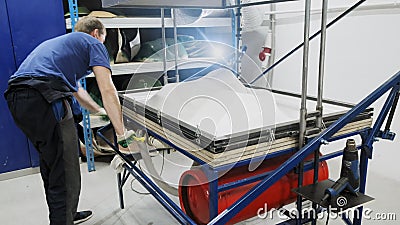Machine de Thermoforming Le travailleur fait la forme ou la pièce pour le robot banque de vidéos Machine de Thermoforming Le travailleur fait la forme ou la pièce pour le robot banque de vidéos