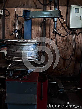 Machine for removing rubber from the wheel disc How to remove the tire from the car Alloy Wheels Stock Photo