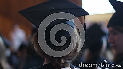 Macierzysty szamerowanie córki włosy Przygotowania dla skalowanie ceremonii przy szkołą wyższa zbiory Macierzysty szamerowanie córki włosy Przygotowania dla skalowanie ceremonii przy szkołą wyższa zbiory