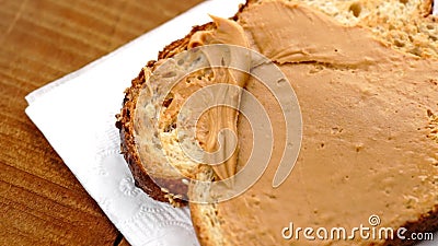 Macro del movimento lento di spandere burro di arachidi cremoso su pane tostato a basso contenuto di carboidrati archivi video Macro del movimento lento di spandere burro di arachidi cremoso su pane tostato a basso contenuto di carboidrati archivi video