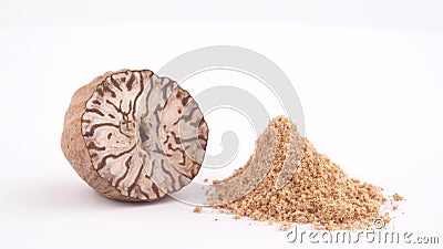 Macro fucilazione del dado della noce moscata con un mucchio della polvere della noce moscata Lentamente girando sulla piattaform video d archivio Macro fucilazione del dado della noce moscata con un mucchio della polvere della noce moscata Lentamente girando sulla piattaform video d archivio