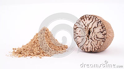 Macro fucilazione del seme della noce moscata con un mucchio della polvere della noce moscata Lentamente girando sulla piattaform stock footage Macro fucilazione del seme della noce moscata con un mucchio della polvere della noce moscata Lentamente girando sulla piattaform stock footage