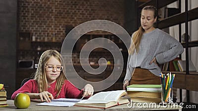 Madre que cuida que regaña a su hija para los malos grados almacen de video Madre que cuida que regaña a su hija para los malos grados almacen de video