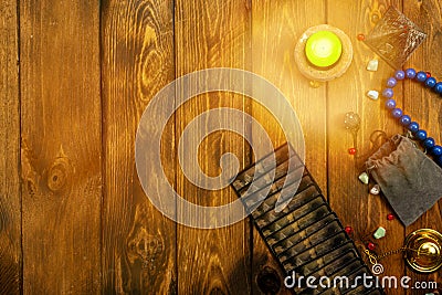 Magic and witchcraft. Occult and Esotericism. Mystical ritual. Wooden table with objects for fortune telling, fortune telling Stock Photo