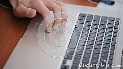 Magistrant/magistrantka uses naukowa baza danych dla kompilaci badawcza praca, używać notatnika touchpad, jadą palec zbiory Magistrant/magistrantka uses naukowa baza danych dla kompilaci badawcza praca, używać notatnika touchpad, jadą palec zbiory