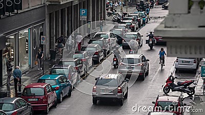 MAILAND, ITALIEN - 7. MAI 2017: Stadtzentrum-Straßenleben, Leute, die, bewegende Autos, viele Fahrräder gehen stock video MAILAND, ITALIEN - 7. MAI 2017: Stadtzentrum-Straßenleben, Leute, die, bewegende Autos, viele Fahrräder gehen stock video