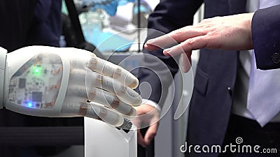 Main et robot humains comme symbole de la connexion la technologie entre les personnes et intelligence artificielle banque de vidéos Main et robot humains comme symbole de la connexion la technologie entre les personnes et intelligence artificielle banque de vidéos
