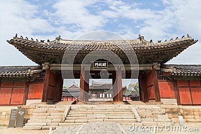 The main gate of Changgyeonggung Palace in Seoul Stock Photo