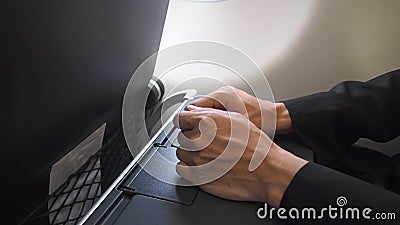 Main masculine nerveuse de passagers assis en secouant dans les avions. Symptôme sur la phobie plate. banque de vidéos Main masculine nerveuse de passagers assis en secouant dans les avions. Symptôme sur la phobie plate. banque de vidéos