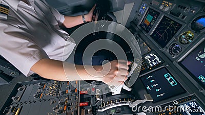 Main pilote du ` s se tenant pour un levier de commande pendant le vol Intérieur moderne de carlingue d'avion de passager clips vidéos Main pilote du ` s se tenant pour un levier de commande pendant le vol Intérieur moderne de carlingue d'avion de passager clips vidéos