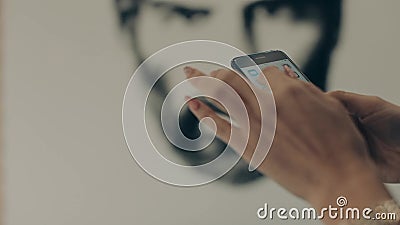 Mains de femme utilisant le mobile à l'arrière-plan de fenêtre Smartphone dans des mains femelles banque de vidéos Mains de femme utilisant le mobile à l'arrière-plan de fenêtre Smartphone dans des mains femelles banque de vidéos