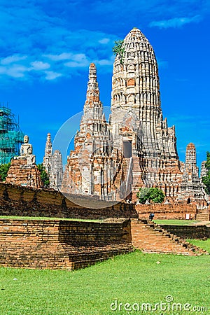 Majestic ruins of 1629 Wat Chai Watthanaram built by King Prasat Tong with its principal Prang (center) representing Mount Stock Photo