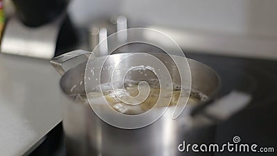 Makaron gotuje w niecka domu robić zdjęcie wideo Makaron gotuje w niecka domu robić zdjęcie wideo