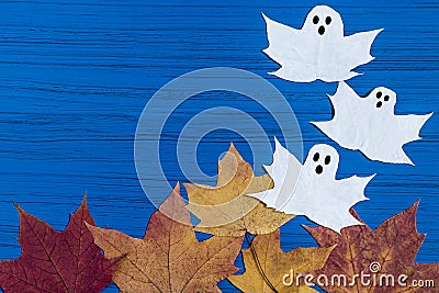 Making ghosts from maple leaves to Halloween. Step 5 Stock Photo