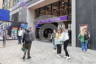 27 6 2022 male and female travelers in tottenham court road station, Elizabeth Line, London, UK Editorial Stock Photo