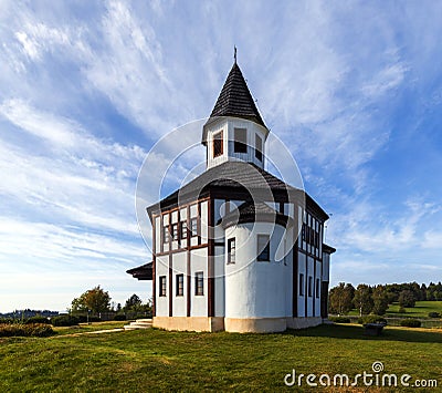 Malebná kaple na kopci v horách Stock Photo