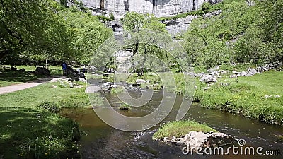 Malham zatoczki strumień przy dnem skały Yorkshire dolin parka narodowego gościa UK popularny przyciąganie Malham zatoczki strumień przy dnem skały Yorkshire dolin parka narodowego gościa UK popularny przyciąganie